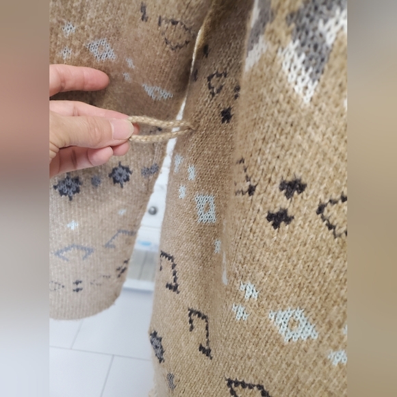Lucky Brand Size s/p Women's Tan Patterned Sweater Doesn't Come With Belt - Picture 7 of 11